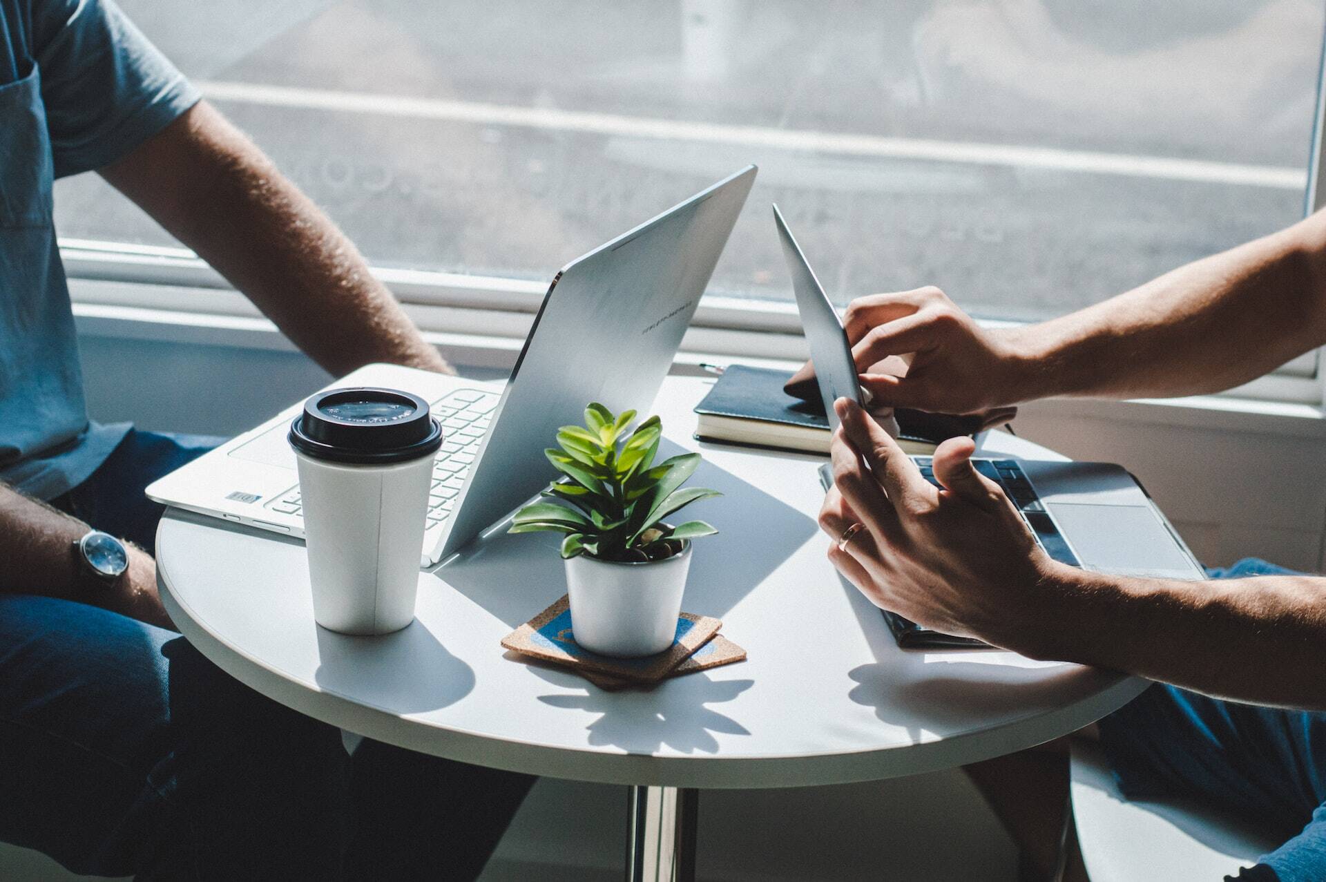 People discussing jobs in a cafe