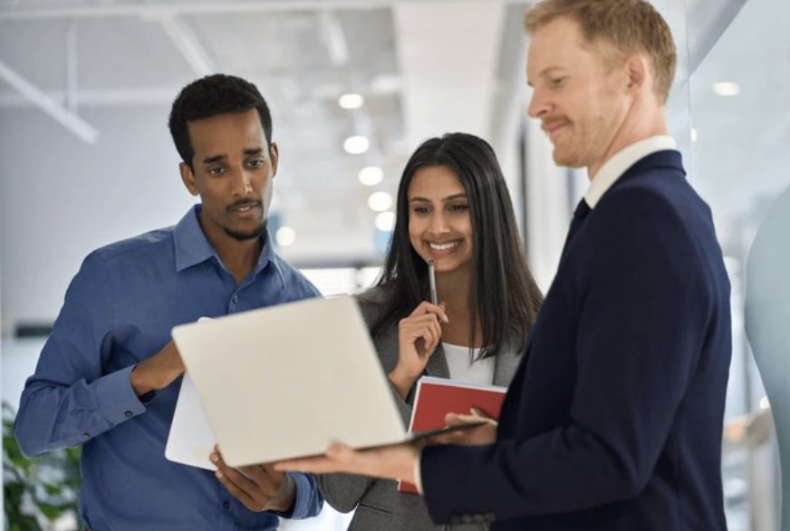 reuniao-equipe-laptop-seo-otimizada