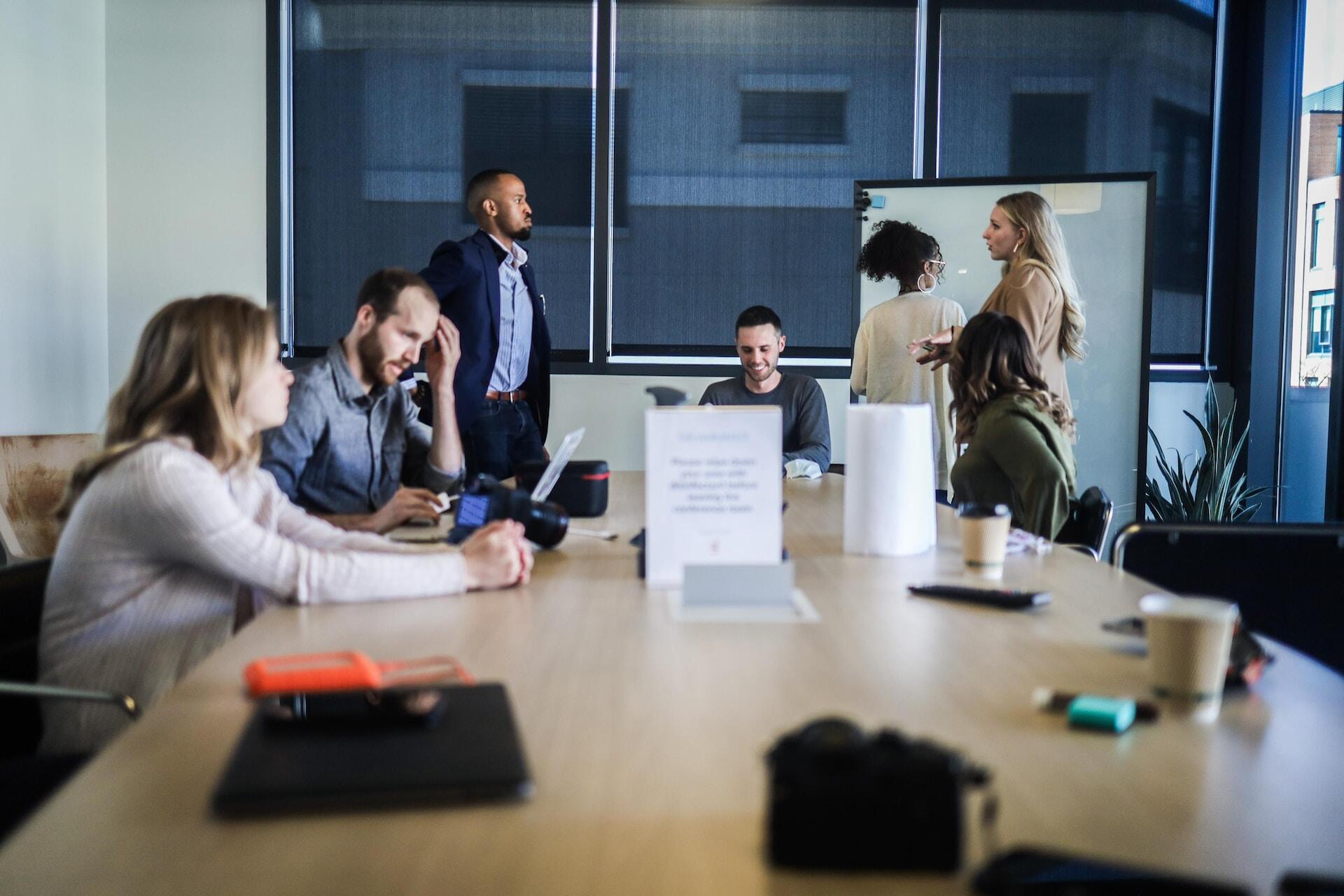 Meeting in a office with a lot of people